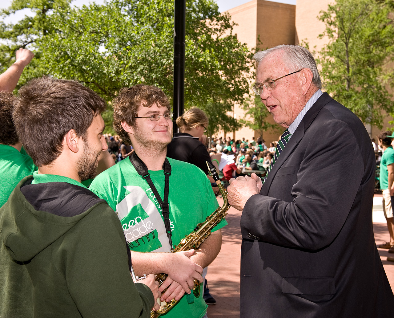 President V. Lane Rawlins visits with students on campus. (Photo by Jonathan Reynolds)