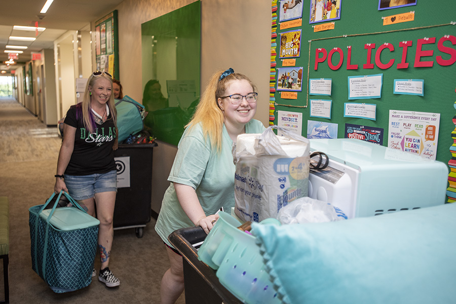 Students moving into Joe Greene Hall, UNT’s newestresidence hall, this fall. 