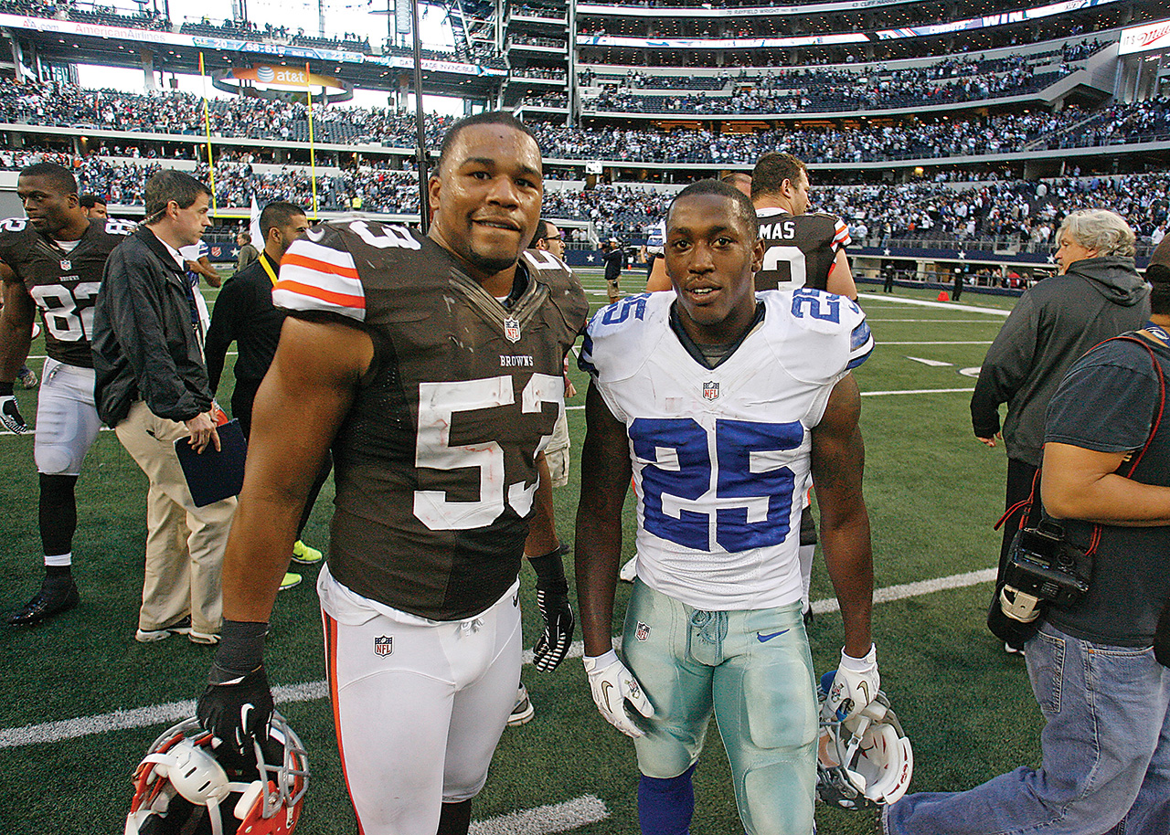 Former teammates Craig Robertson and Lance Dunbar took time for a photo after the game. (Photo by James D. Smith/Dallas Cowboys)