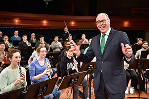President Neal Smatresk visits with students at a UNT Symphonic Band rehearsal. (Photo by Michael Clements)