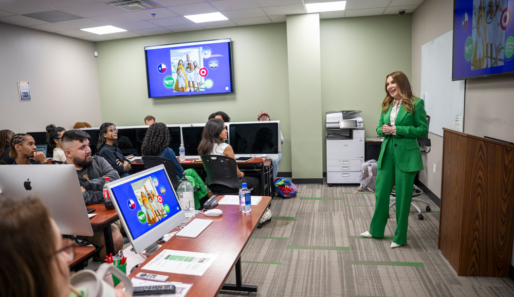Dustee Jenkins speaks to a class of journalism students.