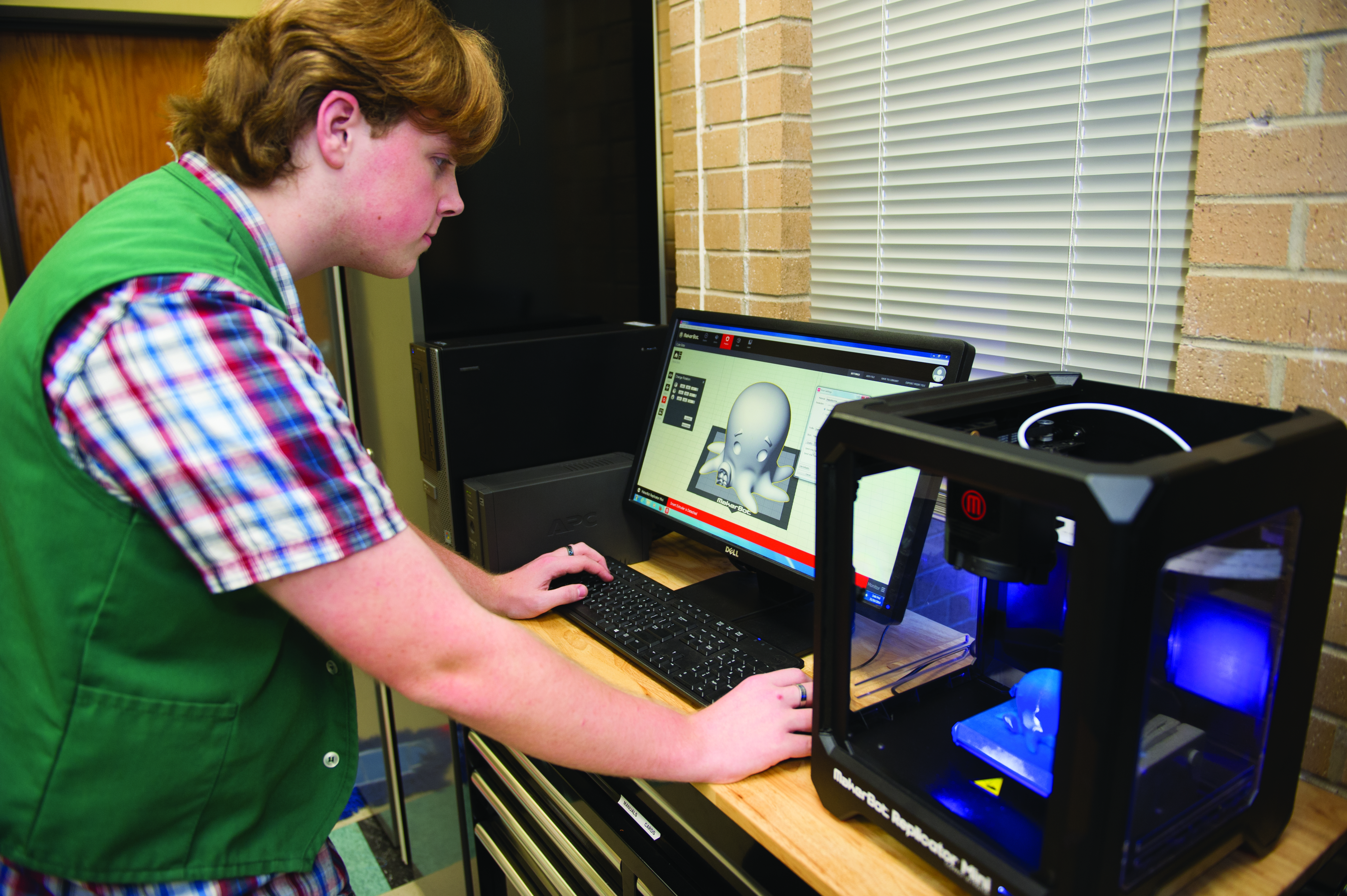 Library user using 3D printer