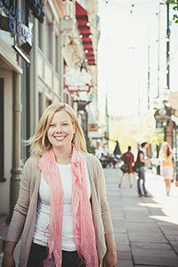 Elaine Nunn Schoch ('99), founder and blogger for Carpe Travel in Denver, Colo. (Photo by Christina Kiffney)