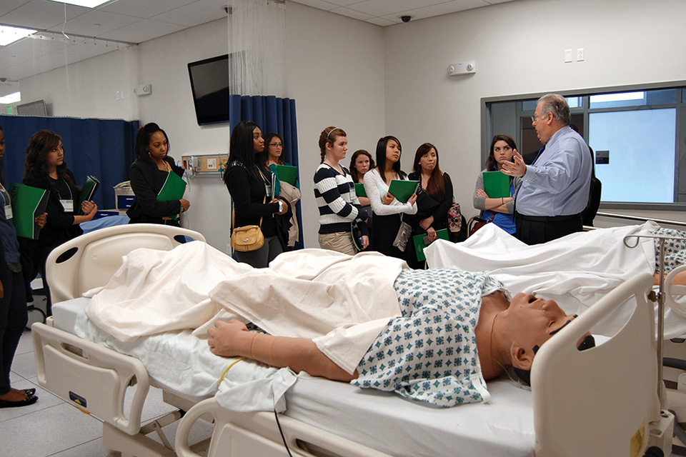 UNT students learn about health professional careers at the UNT Health Science Center at Fort Worth during the winter break as part of the Career Center's Take Flight job shadowing program. (Photo by Nicole Lyons)