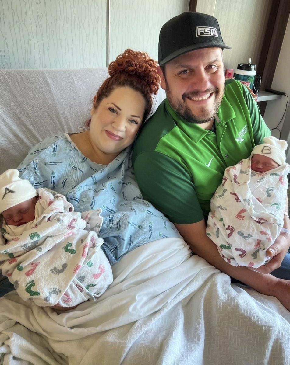 Photo of Kali Flewellen and Cliff Scott holding their twin girls