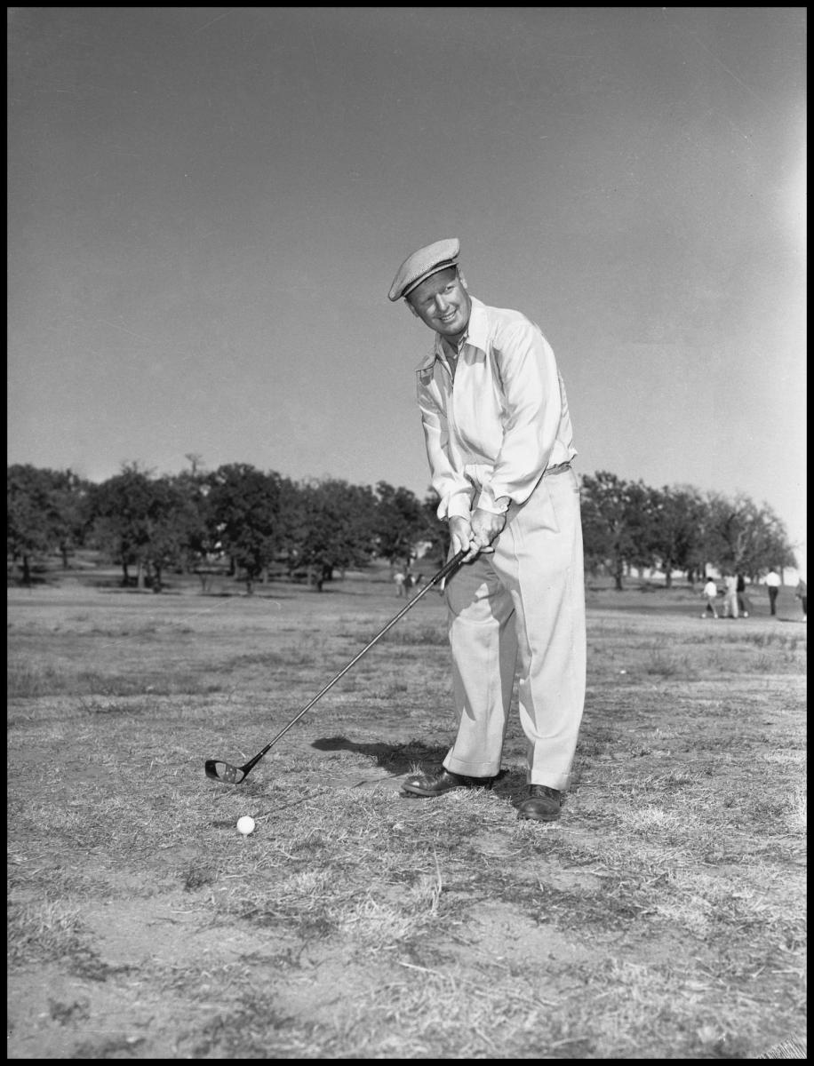 Photo of Billy Maxwell playing golf